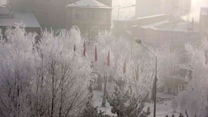 Göle Eksi 21,6 Derece İle Buz Tuttu