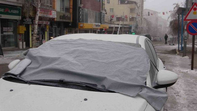 Göle Eksi 21,6 Derece İle Buz Tuttu