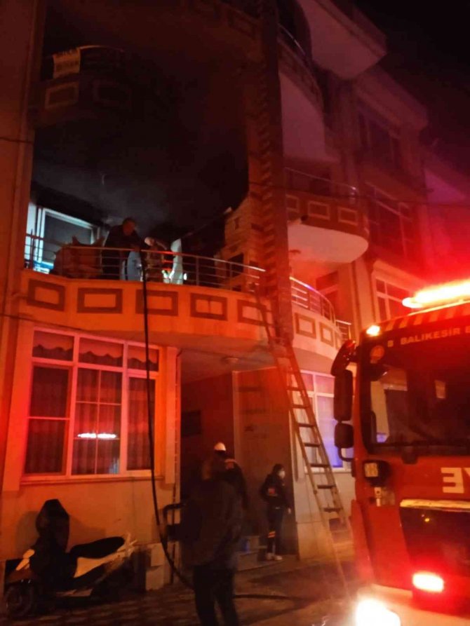 Balıkesir’deki Ev Yangınında 2 Kişi Dumandan Etkilendi