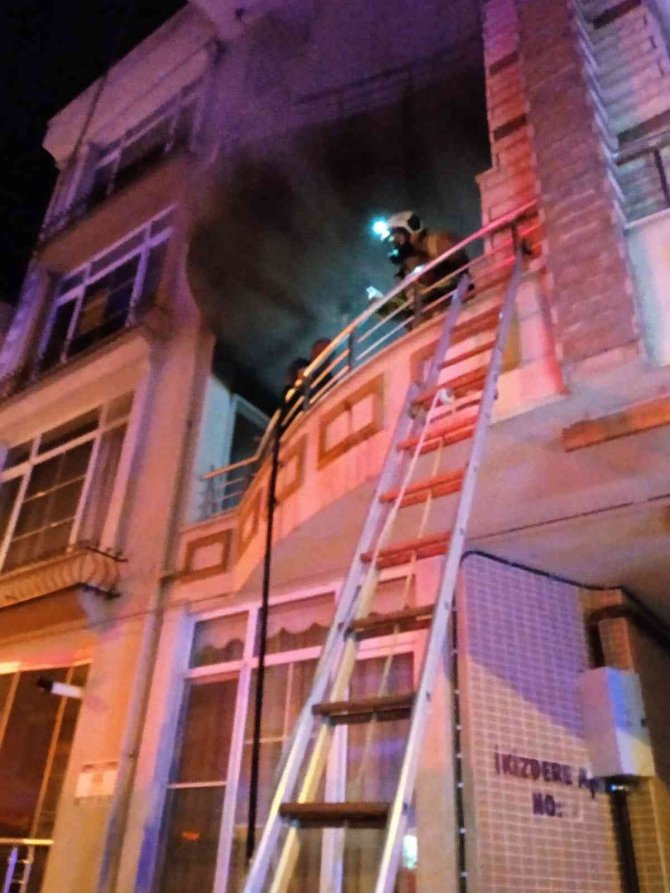 Balıkesir’deki Ev Yangınında 2 Kişi Dumandan Etkilendi