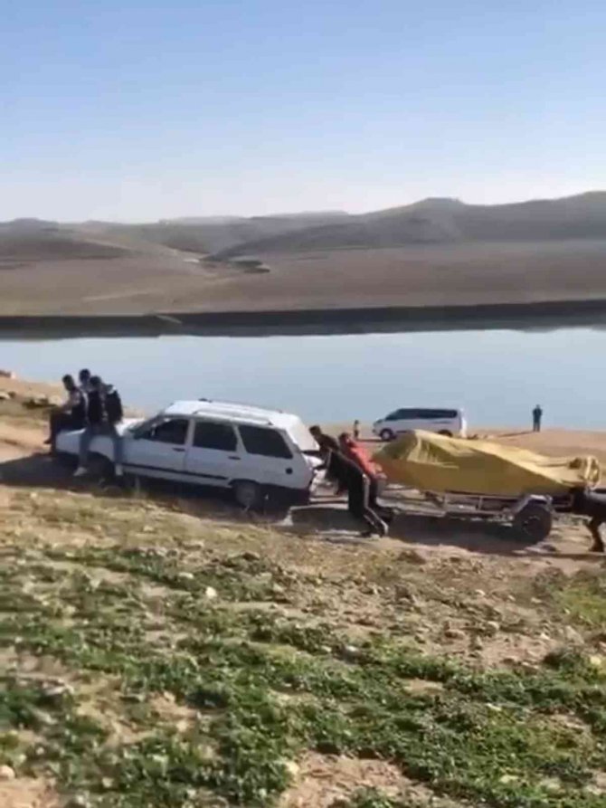 Batmanlılar, Yolda Kalan Otomobili İlginç Bir Yöntemle Çıkarttı