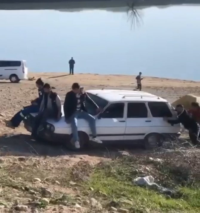 Batmanlılar, Yolda Kalan Otomobili İlginç Bir Yöntemle Çıkarttı