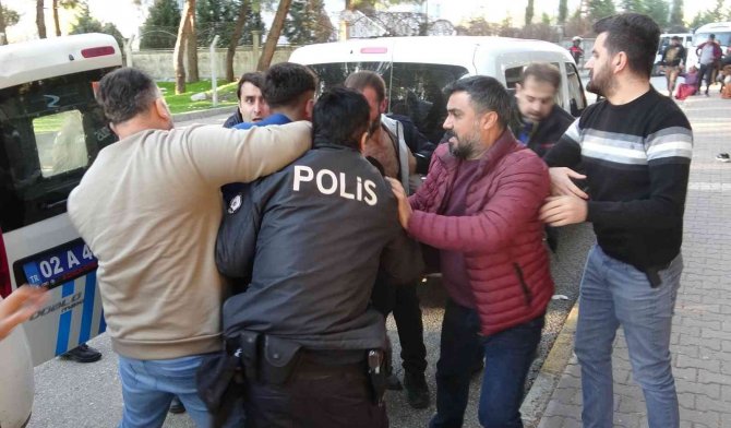İ̇ki Aile Arasında Palalı, Satırlı Kavga: 10 Gözaltı