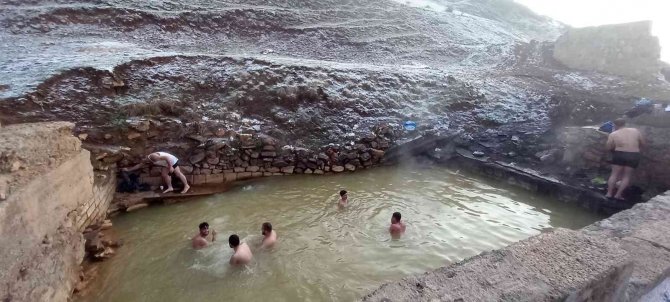 Bitlis’te Buz Gibi Havada Kaplıca Keyfi