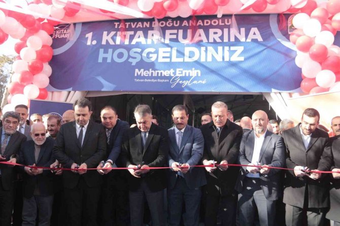 Tatvan Doğu Anadolu Kitap Fuarı Okur Severlerle Buluştu