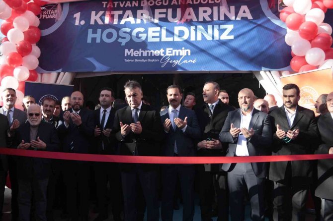 Tatvan Doğu Anadolu Kitap Fuarı Okur Severlerle Buluştu