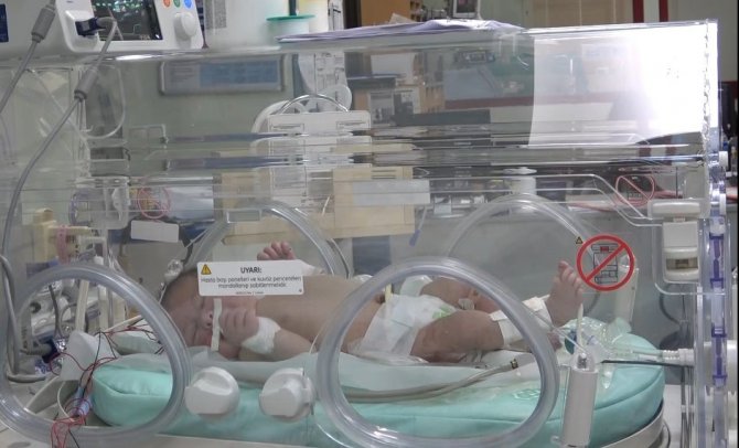 Burdur’da Kapı Önüne Terk Edilen Bebeğin Tedavisi Yoğun Bakımda Devam Ediyor