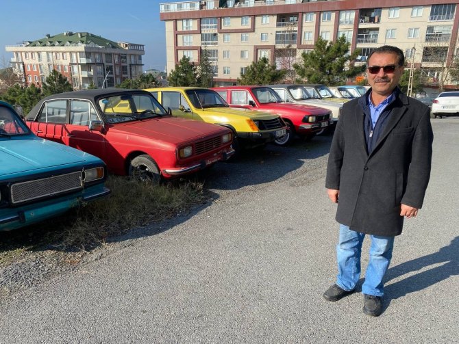 56 Yaşındaki Öğretmen, İzlediği Haberden Etkilenerek Anadol Marka Otomobil Koleksiyonu Yaptı