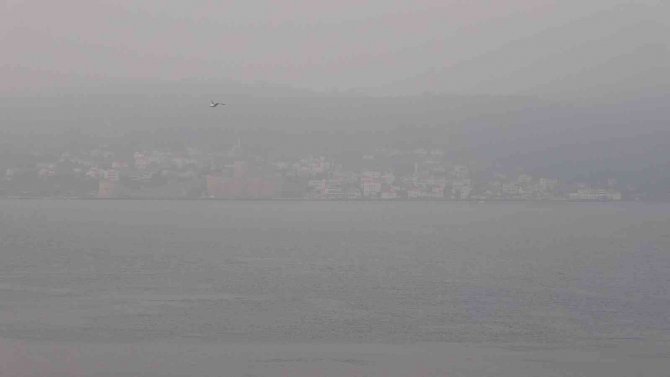 Çanakkale Boğazı Sisin Etkisini Yitirmesiyle Transit Gemi Geçişlerine Açıldı