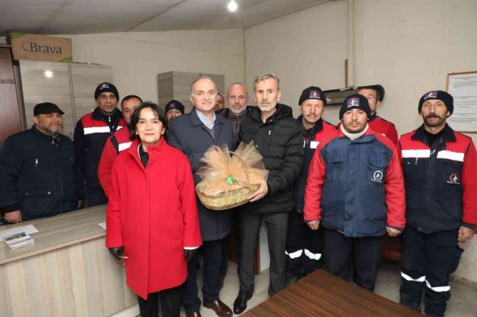 Başkan Özlü Çalışanları Yalnız Bırakmadı