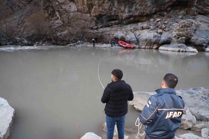 Hakkari’de Rafting Botuyla Köpek Kurtarma Operasyonu