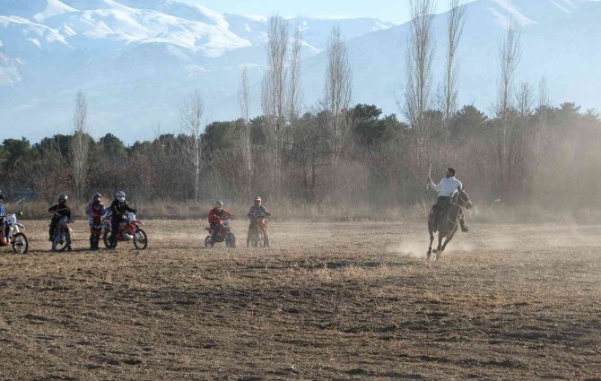 Ata Sporu Ciritte Bu Kez Atların Rakibi Motosikletliler Oldu