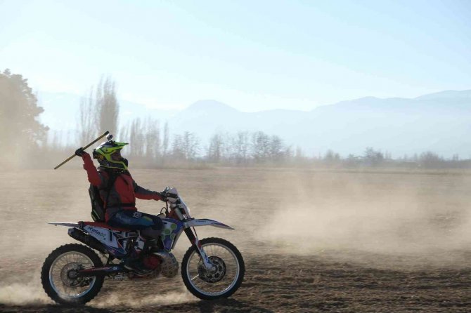 Ata Sporu Ciritte Bu Kez Atların Rakibi Motosikletliler Oldu