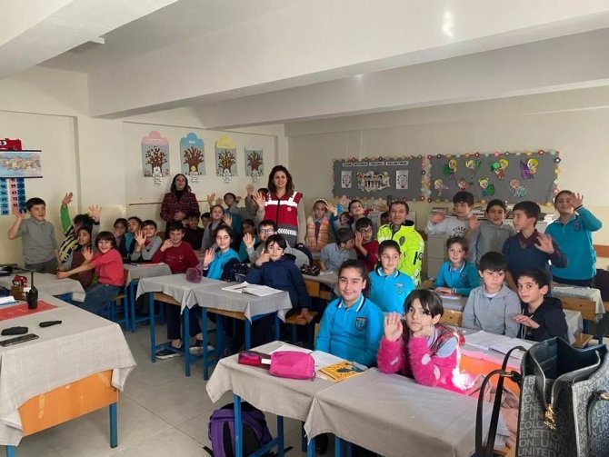 Öğrencilere Suçtan Korunma Yöntemleri Anlatılıyor