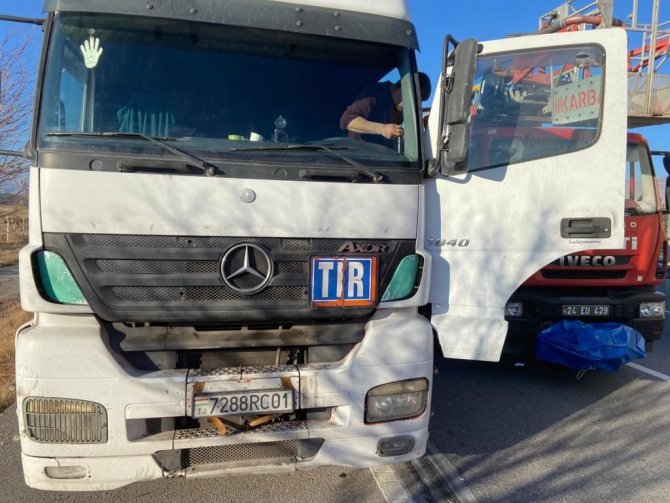 Seyir Halinde Lastiği Yanan Tıra İtfaiye Müdahale Etti