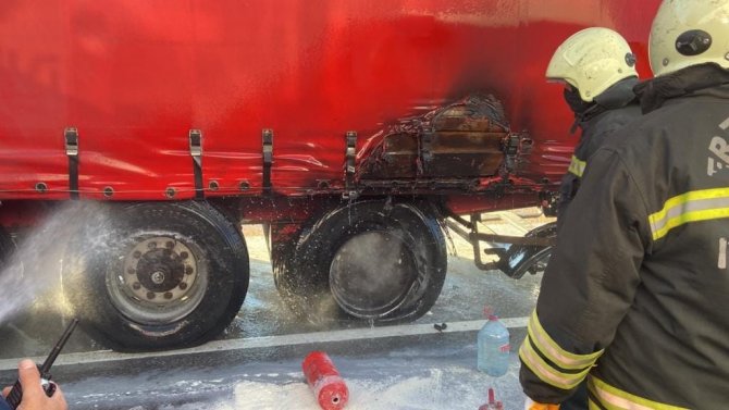 Seyir Halinde Lastiği Yanan Tıra İtfaiye Müdahale Etti