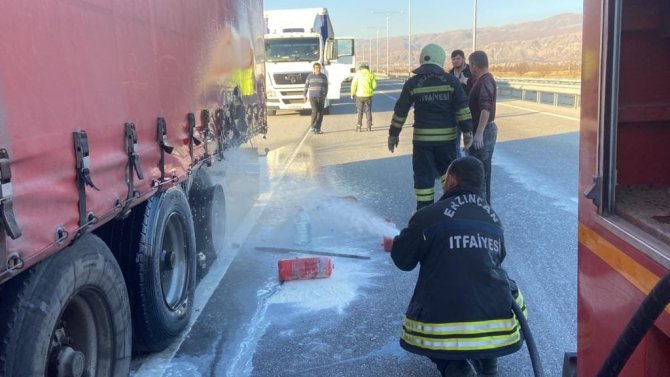 Seyir Halinde Lastiği Yanan Tıra İtfaiye Müdahale Etti