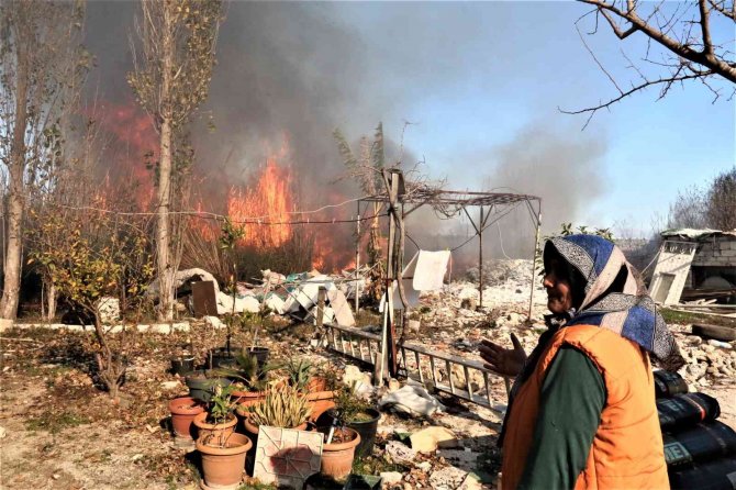 Antalya’da Sazlık Alanda Çıkan Yangın Evlere Kadar Ulaşınca Korku Dolu Anlar Yaşattı