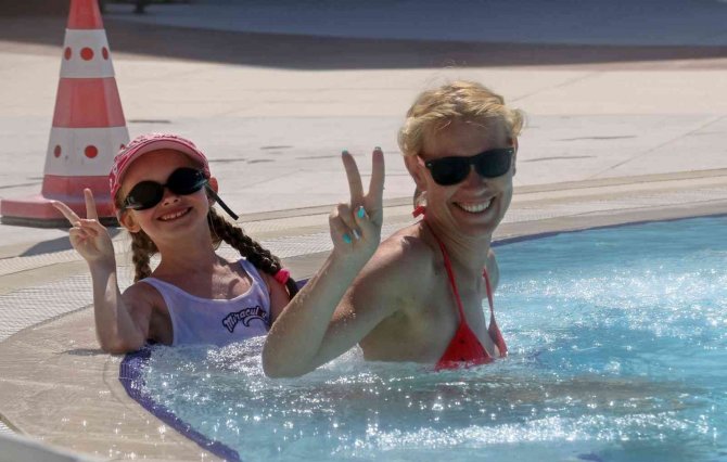 Antalya 2023’e Hızlı Giriş Yaptı: İ̇lk Gün 10 Bine Yakın Turist Geldi