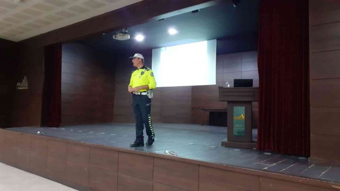 Gediz’de Öğretmenlere Trafik Güvenliği Eğitimi