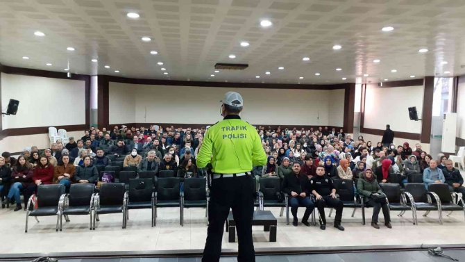 Gediz’de Öğretmenlere Trafik Güvenliği Eğitimi