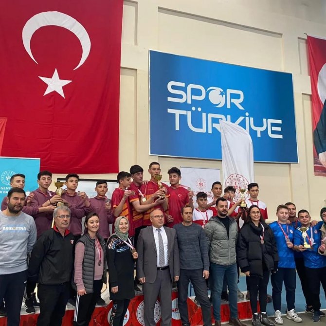 İ̇hsaniye Anadolu Lisesi Okul Sporlarında Başarıya Doymuyor