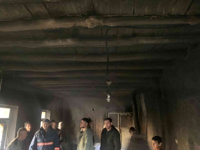 Demir Ailesinin Evi Yangında Kullanılamaz Hale Geldi