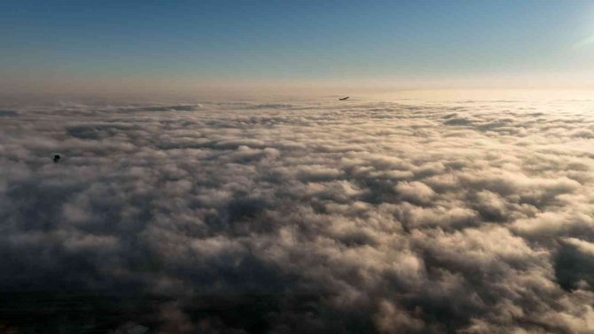 İ̇stanbul’da Sis Bulutlarının İçinden Çıkan Uçaklar, Havadan Görüntülendi