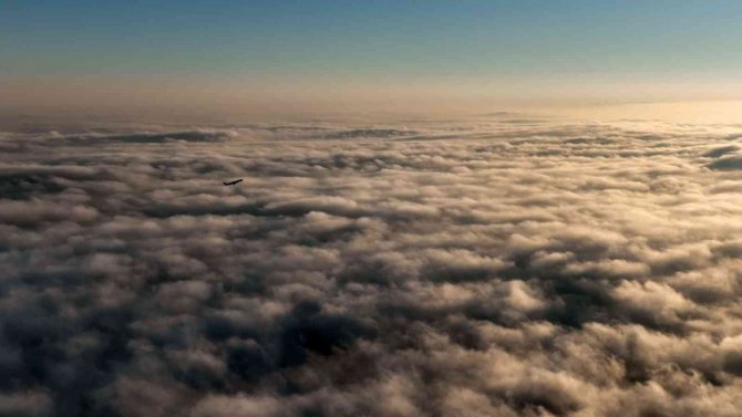 İ̇stanbul’da Sis Bulutlarının İçinden Çıkan Uçaklar, Havadan Görüntülendi