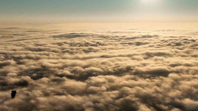 İ̇stanbul’da Sis Bulutlarının İçinden Çıkan Uçaklar, Havadan Görüntülendi