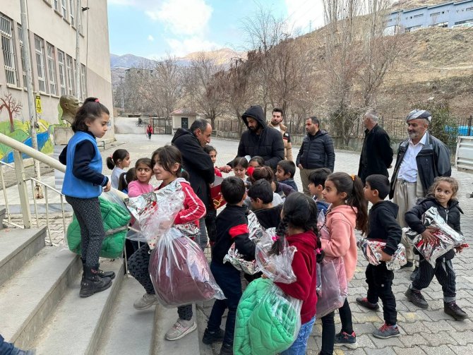 İ̇stanbullu İş İnsanından Hakkarili Çocuklara Yılbaşı Hediyesi