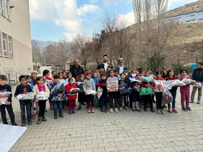 İ̇stanbullu İş İnsanından Hakkarili Çocuklara Yılbaşı Hediyesi