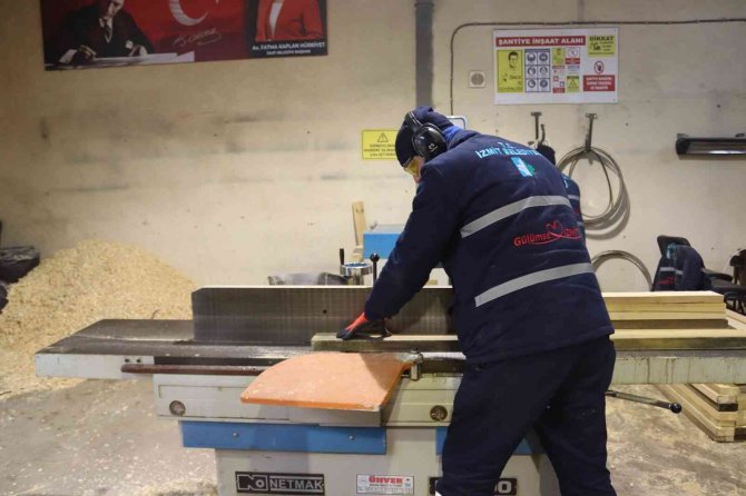 İ̇zmit Belediyesi Yüzlerce Kent Mobilyası Üretti