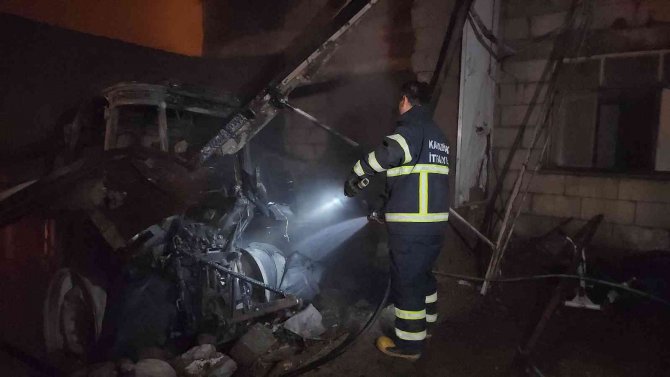 Garaj Yangınında Traktör Alevlere Teslim Oldu
