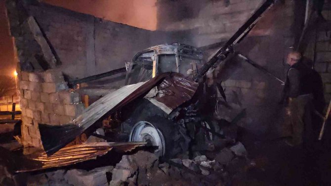 Garaj Yangınında Traktör Alevlere Teslim Oldu