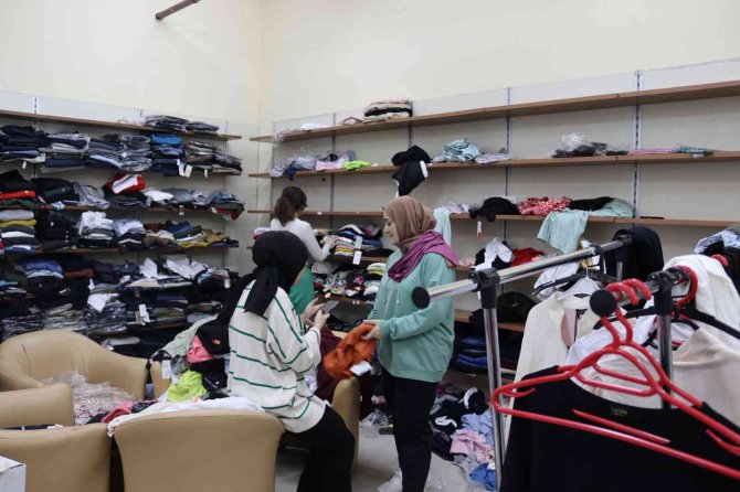Bu Projeyle 6 Binden Fazla Üniversite Öğrencisine Kıyafet Ve Gıda Kolisi Yardımı Yapıldı