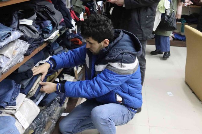Bu Projeyle 6 Binden Fazla Üniversite Öğrencisine Kıyafet Ve Gıda Kolisi Yardımı Yapıldı