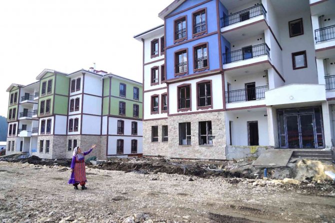 İ̇lçede İnşa Edilen Toki̇ Konutları, 600 Yıllık Coğrafi İşaretli Yöresel Kıyafetlerin Renkleriyle Boyandı