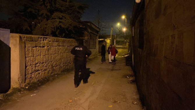 Uzaklaştırması Bulunan Şahıs Eşi Ve Çocuğu İçeride Olduğu Sırada Evini Ateşe Verdi