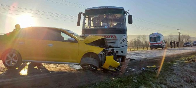 Öğrenci Servisi İle Taksi Kafa Kafaya Çarpıştı: 8 Yaralı