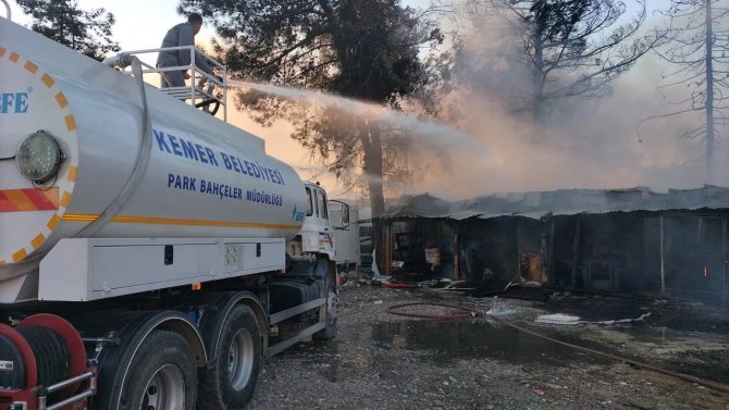 Alevler İçinde Kalan Barakadaki 2 Kişi Canını Zor Kurtardı