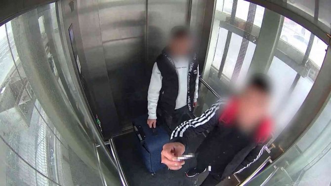 Asansörde "Bu Kadar Da Olmaz" Dedirten Görüntü