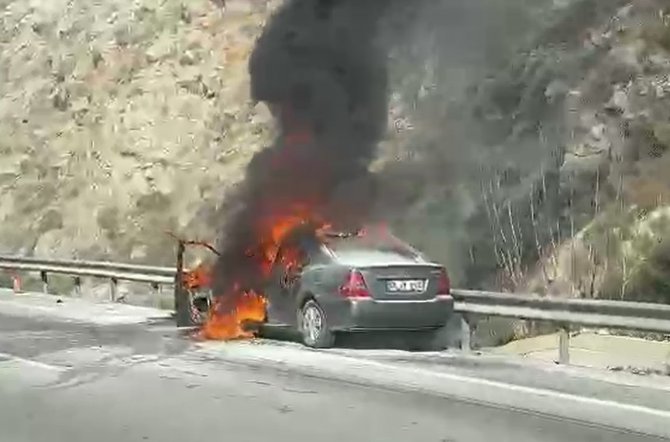 Yanan Otomobile Yardım Etmek İçin Durmaya Çalışan Tıra Çarptı: 4 Yaralı