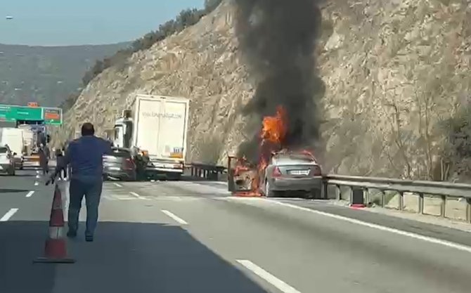 Yanan Otomobile Yardım Etmek İçin Durmaya Çalışan Tıra Çarptı: 4 Yaralı