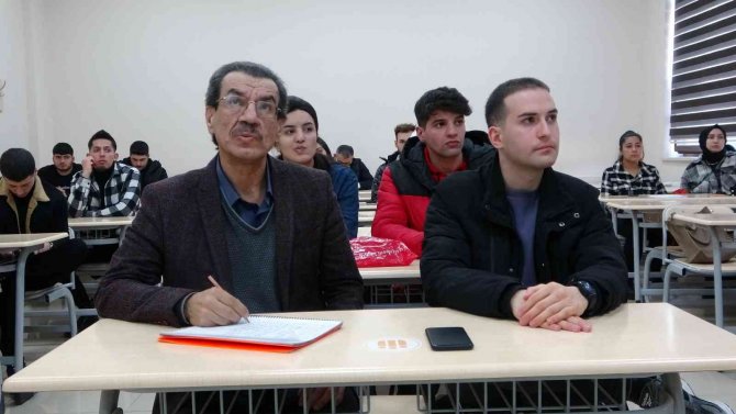 60 Yaşındaki Emekli Öğretmen Gazetecilik Hayali İçin Sıralara Döndü