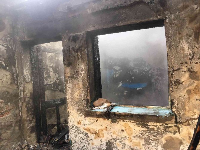 Yalnız Yaşayan Adamın Evi Yangında Küle Döndü