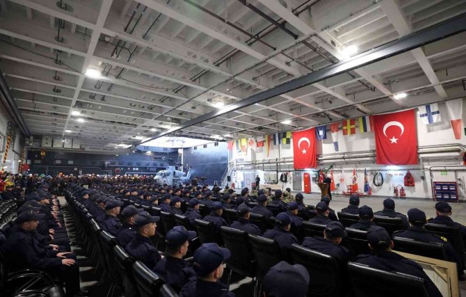 Bakan Akar, Dünyanın İlk Si̇ha Gemisini İnceledi