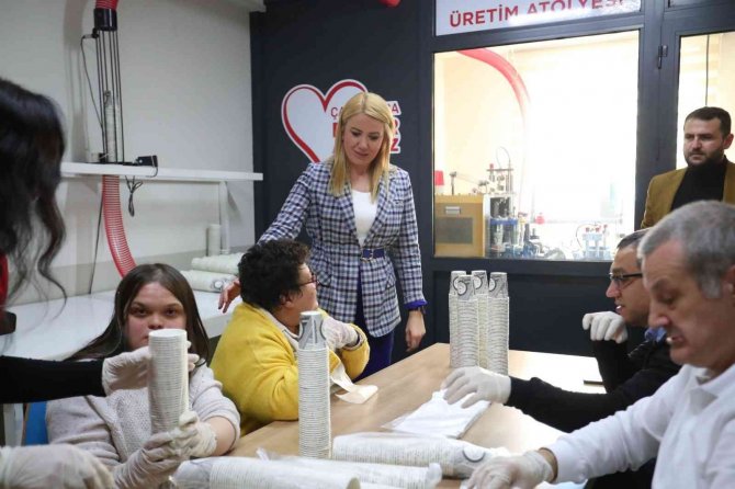 Özel Bireyler Günde 20 Bin Bardak Üretiyor