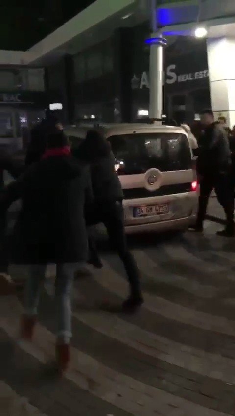 Köpeğe Şiddet Uygulayan Şahıs, Hayvanseverlerin Elinden Zor Kurtuldu