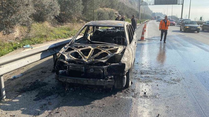Yanan Otomobile Yardım Etmek İçin Durmaya Çalışan Tıra Çarptı: 4 Yaralı
